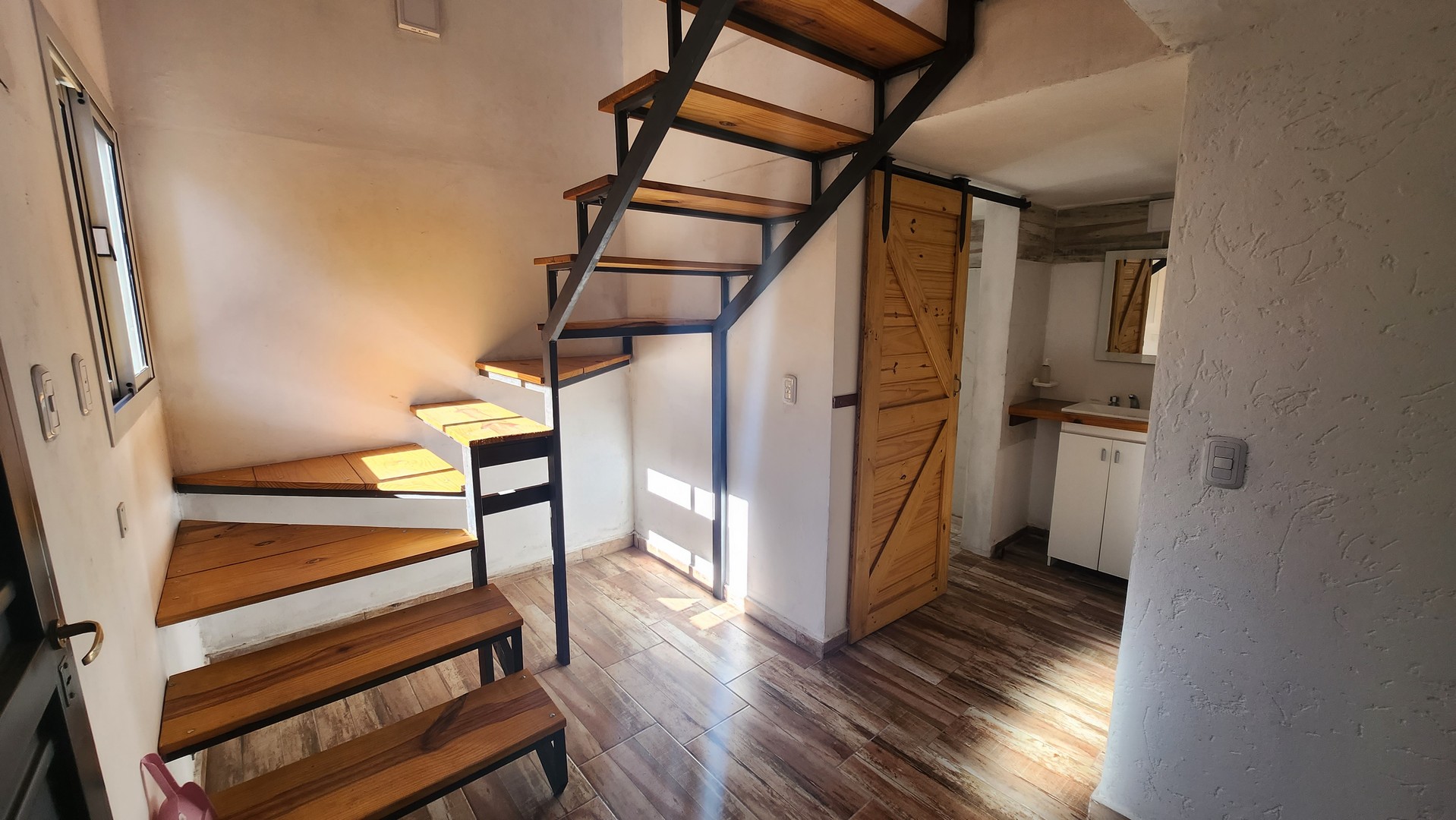 foto de la escalera y antebaño